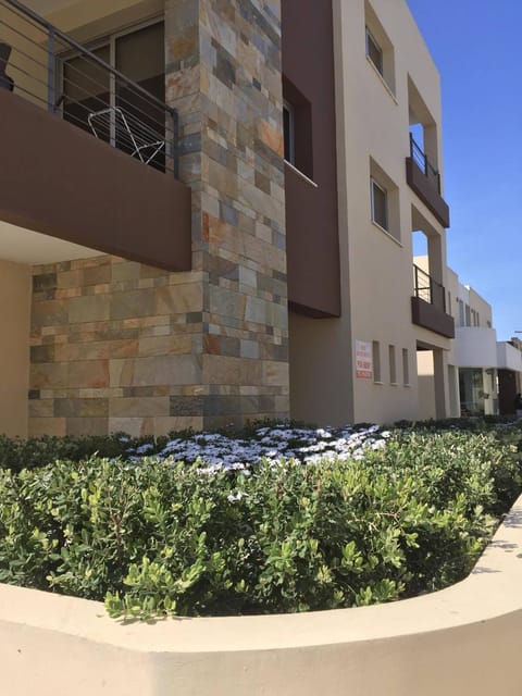 Facade/entrance, Spring, Day, Garden
