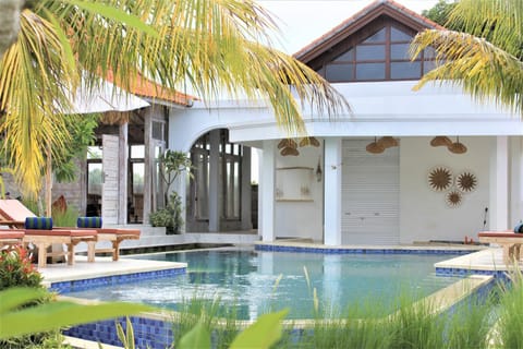 Property building, Garden, Garden view, Pool view, Swimming pool, Swimming pool, sunbed