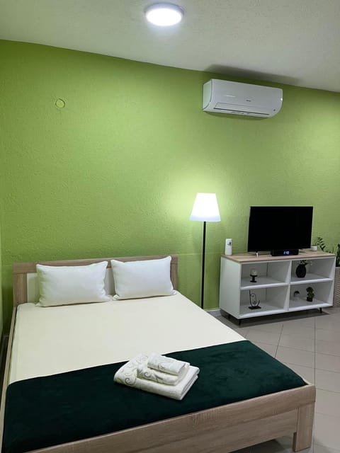 Bed, TV and multimedia, Bedroom, towels, air conditioner