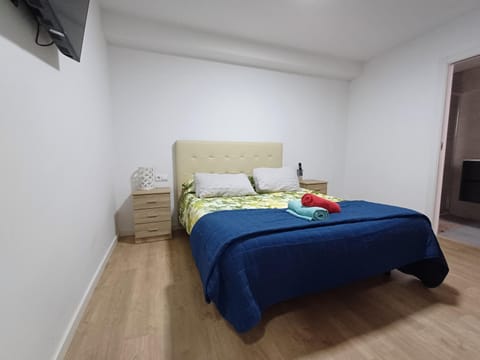 Bed, TV and multimedia, Evening entertainment, towels, wardrobe