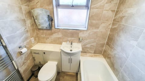 Cheerful 4-bedroom house House in Cheltenham