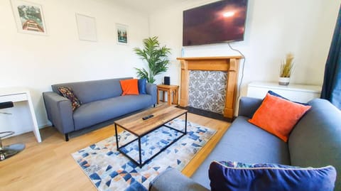 Cheerful 4-bedroom house House in Cheltenham