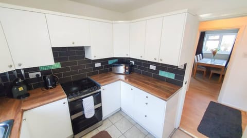 Cheerful 4-bedroom house House in Cheltenham