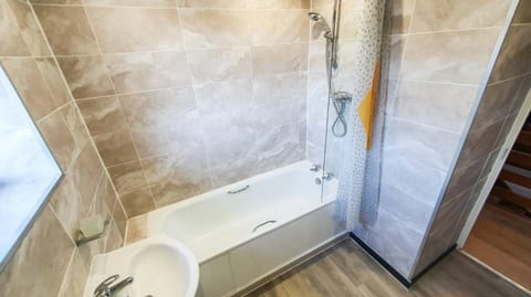 Cheerful 4-bedroom house House in Cheltenham