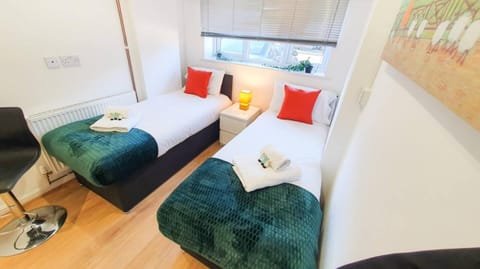 Cheerful 4-bedroom house House in Cheltenham