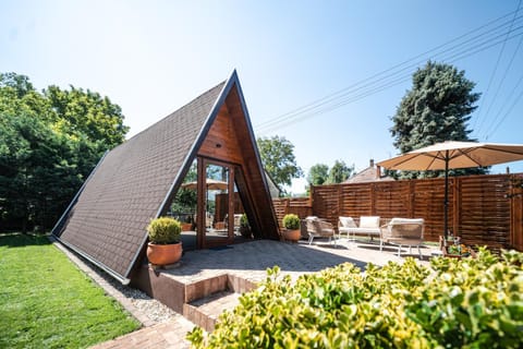 Property building, Patio, Spring, Day, Garden, Balcony/Terrace, Seating area, Garden view, sunbed