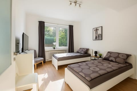 Bed, TV and multimedia, Photo of the whole room, Seating area, Bedroom