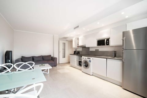 Living room, Dining area, dishwasher, minibar, pet friendly, stove, dryer