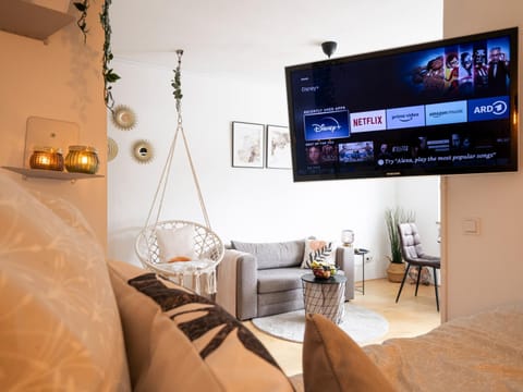 TV and multimedia, Living room, Seating area, Evening entertainment