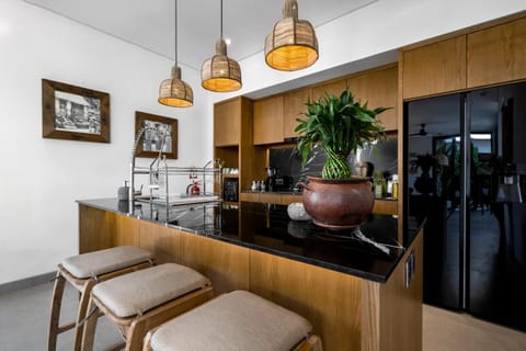 Coffee/tea facilities, Kitchen or kitchenette, Seating area, stove