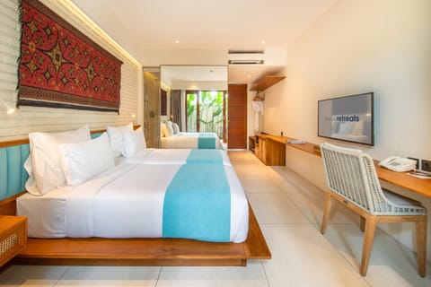 Bed, TV and multimedia, Photo of the whole room, Seating area, Bedroom, hair dresser, air conditioner