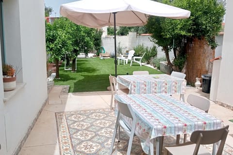 Garden, Seating area, Dining area, Garden view