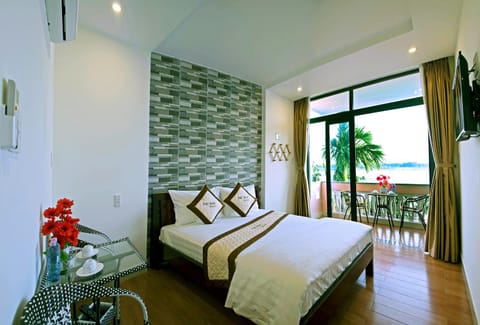 Bed, Photo of the whole room, Bedroom, Garden view, River view