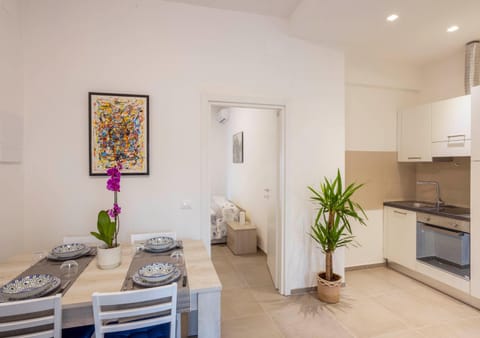 Kitchen or kitchenette, Seating area