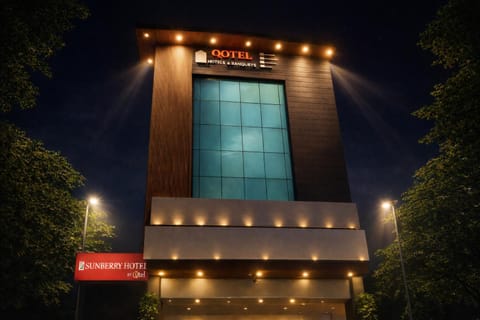 Property building, Night, Property logo or sign, Logo/Certificate/Sign, Street view, Certificate/Award