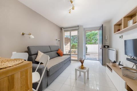 TV and multimedia, Kitchen or kitchenette, Living room, Seating area, Dining area