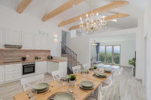 Kitchen or kitchenette, Dining area, pet friendly, stove