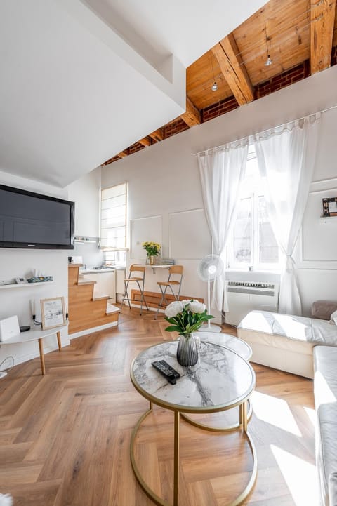 Communal lounge/ TV room, TV and multimedia, Living room, Seating area, Dining area