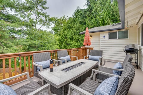 1 Mi to Lake, Shared Hot Tub! Kenmore Retreat Apartment in Kenmore