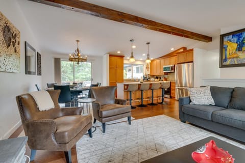 1 Mi to Lake, Shared Hot Tub! Kenmore Retreat Apartment in Kenmore