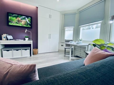 TV and multimedia, Living room, Seating area, Dining area, hair dresser