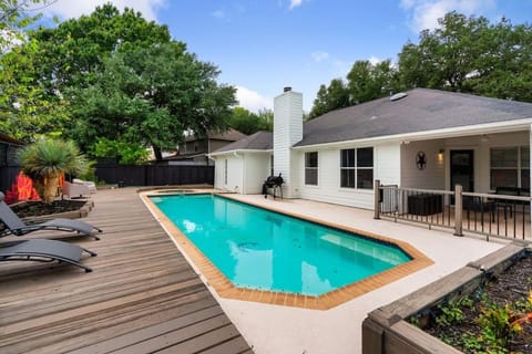 High End Design Home with Pool & Hot Tub Gameroom House in Round Rock