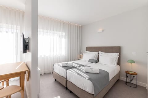 Bed, TV and multimedia, Bedroom