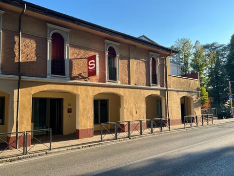 Property building, Day, Street view