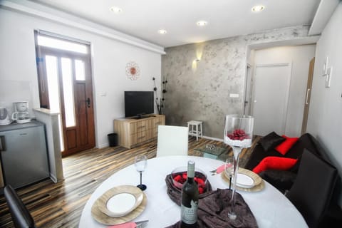 Decorative detail, Seating area, Dining area