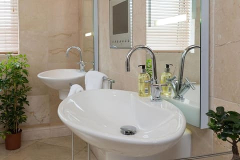 Luxury City Center Penthouse - Best Location Apartment in Galway