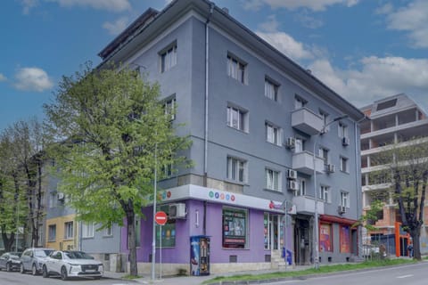 Property building, Day, Neighbourhood, City view, Street view, Location