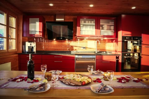 Food close-up, Kitchen or kitchenette, Decorative detail, Dining area