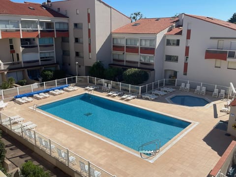 Pool view, Swimming pool, sunbed