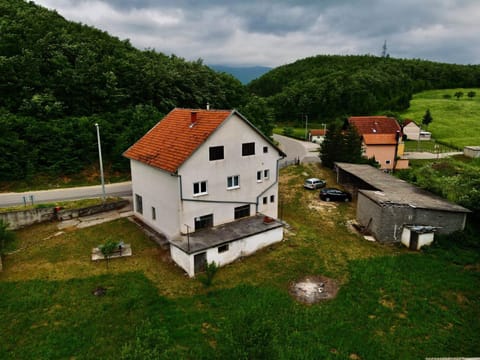 Property building, Day, Neighbourhood, Natural landscape, Bird's eye view, Mountain view