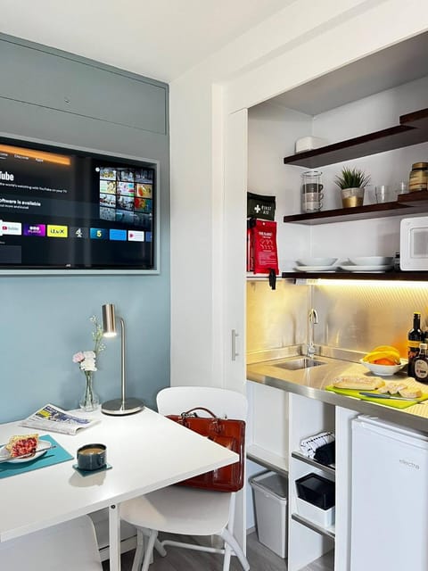 TV and multimedia, Kitchen or kitchenette, Dining area, minibar