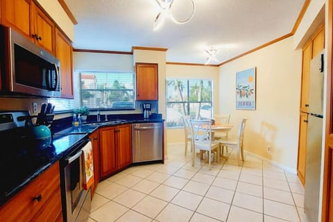 Kitchen or kitchenette, Dining area, minibar, pet friendly, stove