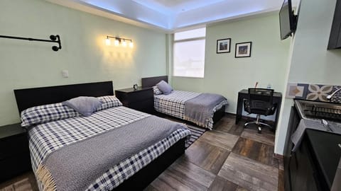 Bed, TV and multimedia, Photo of the whole room, Bedroom