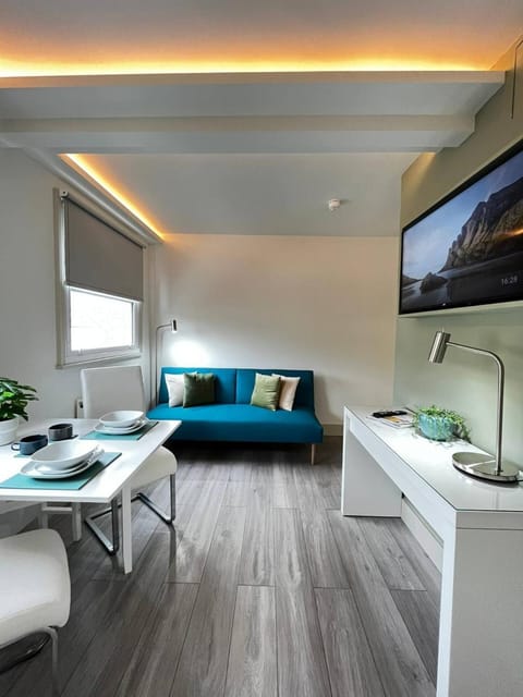 TV and multimedia, Living room, Photo of the whole room, Seating area, hair dresser