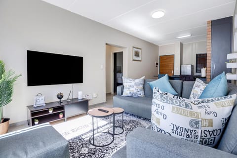 TV and multimedia, Living room, Seating area, Evening entertainment