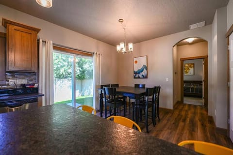 CDA Hideaway 4 bed 3 Bath Modern Mid Term Rental House in Hayden