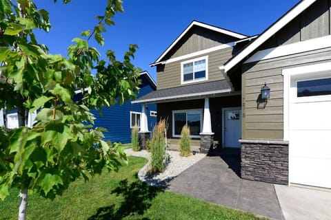 CDA Hideaway 4 bed 3 Bath Modern Mid Term Rental House in Hayden