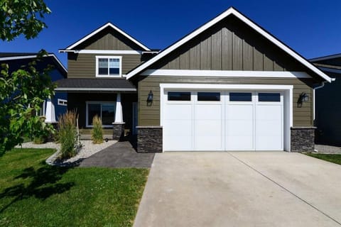 CDA Hideaway 4 bed 3 Bath Modern Mid Term Rental House in Hayden