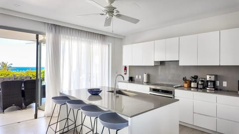 Patio, Kitchen or kitchenette, Seating area, Dining area, Sea view