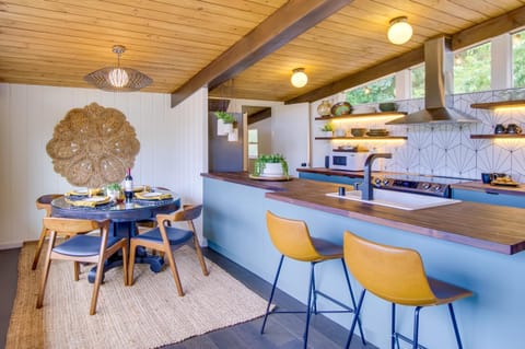 Whidbey Island Oasis Walk to Beach, Hot Tub, View House in Greenbank