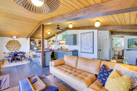 Whidbey Island Oasis Walk to Beach, Hot Tub, View House in Greenbank