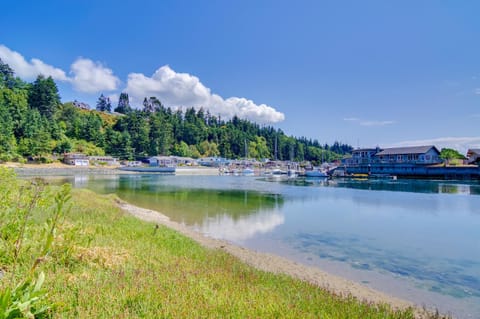Whidbey Island Oasis Walk to Beach, Hot Tub, View House in Greenbank