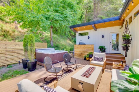 Whidbey Island Oasis Walk to Beach, Hot Tub, View House in Greenbank