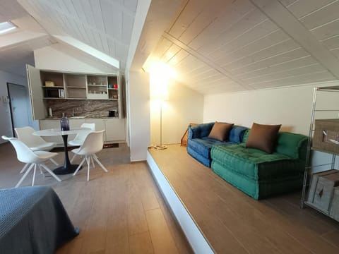 Kitchen or kitchenette, Living room