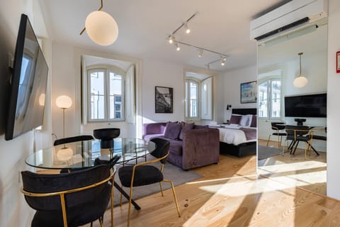 Bed, TV and multimedia, Living room, Photo of the whole room, Dining area, air conditioner