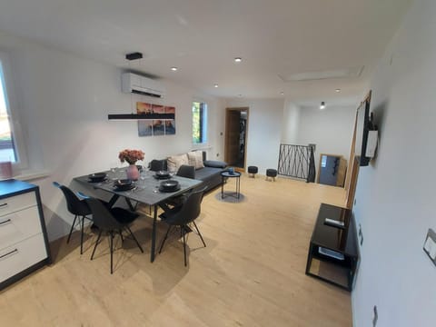 TV and multimedia, Living room, Seating area, Dining area